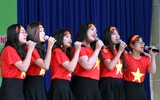 [ẢNH] Thầy cô trường Trương Định diễn văn nghệ góp vui trong lễ xuất quân