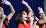 [ẢNH] Thầy cô trường Trương Định diễn văn nghệ góp vui trong lễ xuất quân