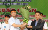 [ẢNH] Thầy cô trường Trương Định diễn văn nghệ góp vui trong lễ xuất quân