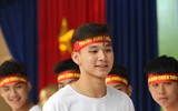 [ẢNH] Thầy cô trường Trương Định diễn văn nghệ góp vui trong lễ xuất quân