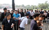 [ẢNH] Người dân thong thả đọc sách, lướt web trong lúc chờ nhận vé trận Việt Nam - Philippines