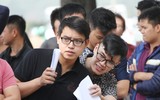 [ẢNH] Người dân thong thả đọc sách, lướt web trong lúc chờ nhận vé trận Việt Nam - Philippines