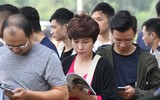 [ẢNH] Người dân thong thả đọc sách, lướt web trong lúc chờ nhận vé trận Việt Nam - Philippines
