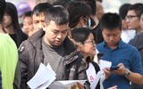 [ẢNH] Người dân thong thả đọc sách, lướt web trong lúc chờ nhận vé trận Việt Nam - Philippines
