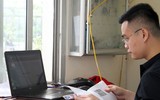 [ẢNH] Người dân thong thả đọc sách, lướt web trong lúc chờ nhận vé trận Việt Nam - Philippines