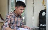 [ẢNH] Người dân thong thả đọc sách, lướt web trong lúc chờ nhận vé trận Việt Nam - Philippines