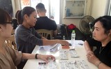 [ẢNH] Người dân thong thả đọc sách, lướt web trong lúc chờ nhận vé trận Việt Nam - Philippines