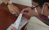 [ẢNH] Người dân thong thả đọc sách, lướt web trong lúc chờ nhận vé trận Việt Nam - Philippines