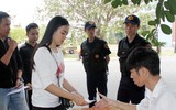 [ẢNH] Người dân thong thả đọc sách, lướt web trong lúc chờ nhận vé trận Việt Nam - Philippines