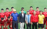 [ẢNH] Phan Văn Đức tươi rói cùng đồng đội hướng tới bán kết lượt về