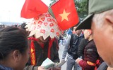 [ẢNH] Loạn giá vé chợ 