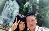 [ẢNH] Tiền vệ Huy Hùng nắm chặt tay bạn gái khi đi nhận thưởng 1 tỷ đồng