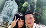 [ẢNH] Tiền vệ Huy Hùng nắm chặt tay bạn gái khi đi nhận thưởng 1 tỷ đồng