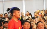 Quang Hải mượn máy ảnh chụp hình nữ MC xinh đẹp tại lễ nhận thưởng