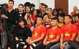 [ẢNH] Tiền vệ Huy Hùng nắm chặt tay bạn gái khi đi nhận thưởng 1 tỷ đồng