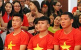 Quang Hải mượn máy ảnh chụp hình nữ MC xinh đẹp tại lễ nhận thưởng