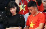 [ẢNH] Tiền vệ Huy Hùng nắm chặt tay bạn gái khi đi nhận thưởng 1 tỷ đồng