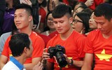 Quang Hải mượn máy ảnh chụp hình nữ MC xinh đẹp tại lễ nhận thưởng