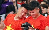 Quang Hải mượn máy ảnh chụp hình nữ MC xinh đẹp tại lễ nhận thưởng