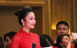 Quang Hải mượn máy ảnh chụp hình nữ MC xinh đẹp tại lễ nhận thưởng