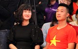 [ẢNH] Tiền vệ Huy Hùng nắm chặt tay bạn gái khi đi nhận thưởng 1 tỷ đồng