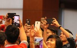 Quang Hải mượn máy ảnh chụp hình nữ MC xinh đẹp tại lễ nhận thưởng
