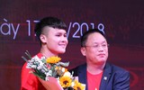 Quang Hải mượn máy ảnh chụp hình nữ MC xinh đẹp tại lễ nhận thưởng