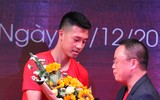 [ẢNH] Tiền vệ Huy Hùng nắm chặt tay bạn gái khi đi nhận thưởng 1 tỷ đồng