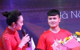 Quang Hải mượn máy ảnh chụp hình nữ MC xinh đẹp tại lễ nhận thưởng