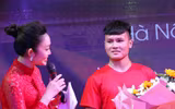 Quang Hải mượn máy ảnh chụp hình nữ MC xinh đẹp tại lễ nhận thưởng