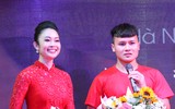 Quang Hải mượn máy ảnh chụp hình nữ MC xinh đẹp tại lễ nhận thưởng
