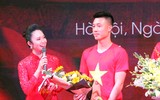 [ẢNH] Tiền vệ Huy Hùng nắm chặt tay bạn gái khi đi nhận thưởng 1 tỷ đồng