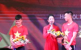 Quang Hải mượn máy ảnh chụp hình nữ MC xinh đẹp tại lễ nhận thưởng