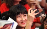 [ẢNH] Tiền vệ Huy Hùng nắm chặt tay bạn gái khi đi nhận thưởng 1 tỷ đồng