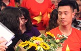 [ẢNH] Tiền vệ Huy Hùng nắm chặt tay bạn gái khi đi nhận thưởng 1 tỷ đồng