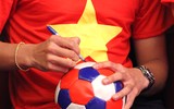Quang Hải mượn máy ảnh chụp hình nữ MC xinh đẹp tại lễ nhận thưởng