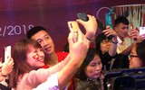 [ẢNH] Tiền vệ Huy Hùng nắm chặt tay bạn gái khi đi nhận thưởng 1 tỷ đồng