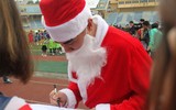 [ẢNH] Duy Mạnh, Đức Huy hóa thân ông già Noel tặng quà các em nhỏ