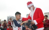 [ẢNH] Duy Mạnh, Đức Huy hóa thân ông già Noel tặng quà các em nhỏ