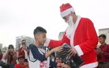 [ẢNH] Duy Mạnh, Đức Huy hóa thân ông già Noel tặng quà các em nhỏ