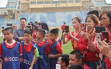 [ẢNH] Duy Mạnh, Đức Huy hóa thân ông già Noel tặng quà các em nhỏ