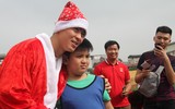 [ẢNH] Duy Mạnh, Đức Huy hóa thân ông già Noel tặng quà các em nhỏ