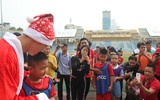 [ẢNH] Duy Mạnh, Đức Huy hóa thân ông già Noel tặng quà các em nhỏ