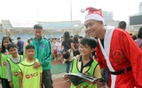 [ẢNH] Duy Mạnh, Đức Huy hóa thân ông già Noel tặng quà các em nhỏ