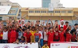 [ẢNH] Duy Mạnh, Đức Huy hóa thân ông già Noel tặng quà các em nhỏ