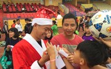 [ẢNH] Duy Mạnh, Đức Huy hóa thân ông già Noel tặng quà các em nhỏ