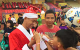[ẢNH] Duy Mạnh, Đức Huy hóa thân ông già Noel tặng quà các em nhỏ