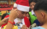 [ẢNH] Duy Mạnh, Đức Huy hóa thân ông già Noel tặng quà các em nhỏ