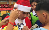 [ẢNH] Duy Mạnh, Đức Huy hóa thân ông già Noel tặng quà các em nhỏ
