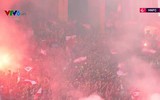 [ẢNH] Trận Hà Nội - Hải Phòng gián đoạn vì pháo sáng của cổ động viên quá khích
